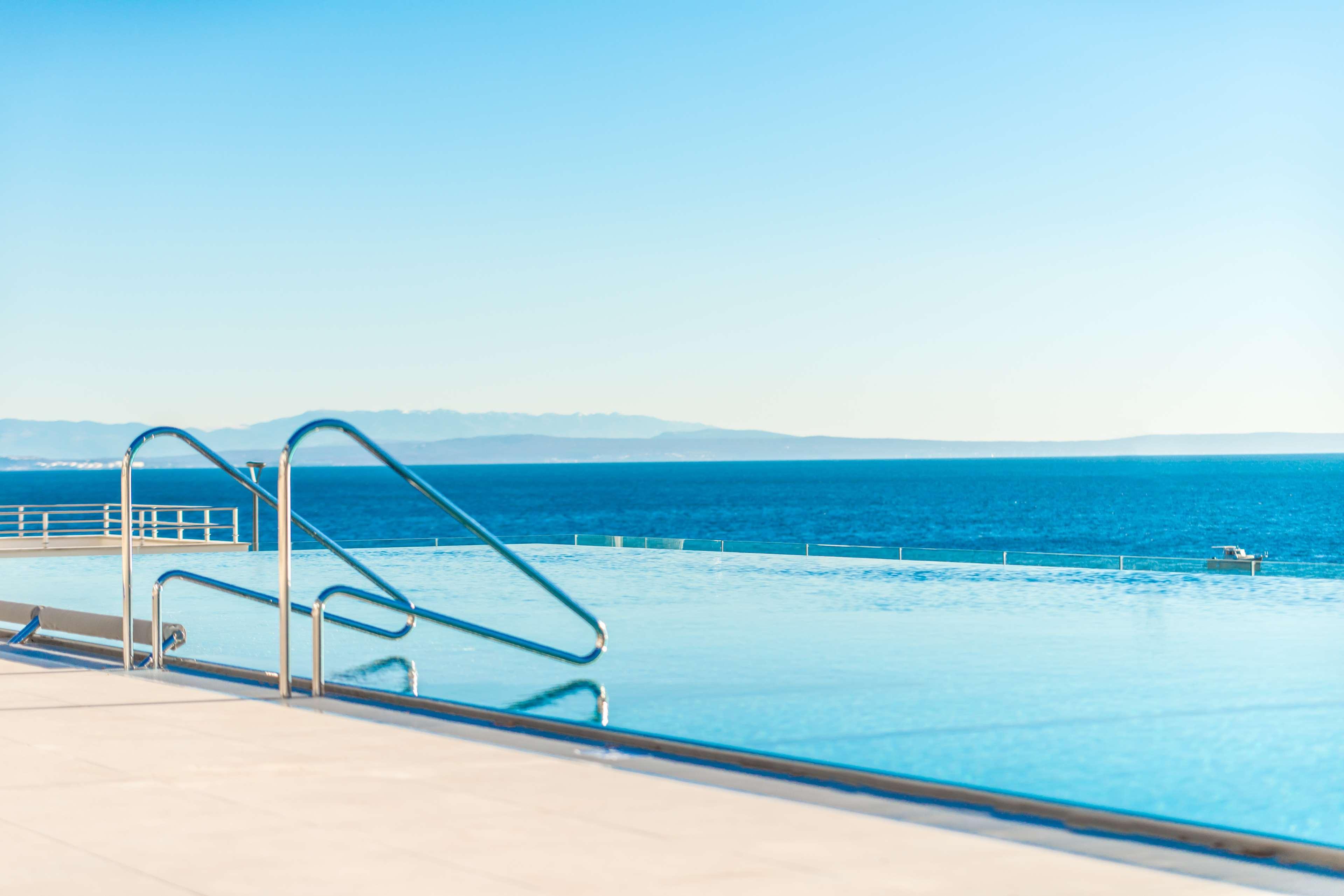 Hilton Rijeka Costabella Beach Resort And Spa エクステリア 写真 The pool at the Hotel