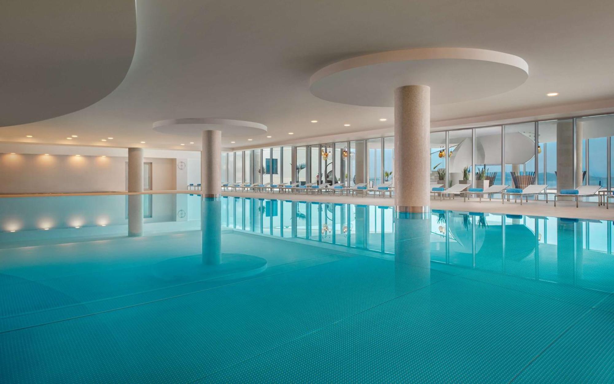 Hilton Rijeka Costabella Beach Resort And Spa エクステリア 写真 The swimming pool at the hotel