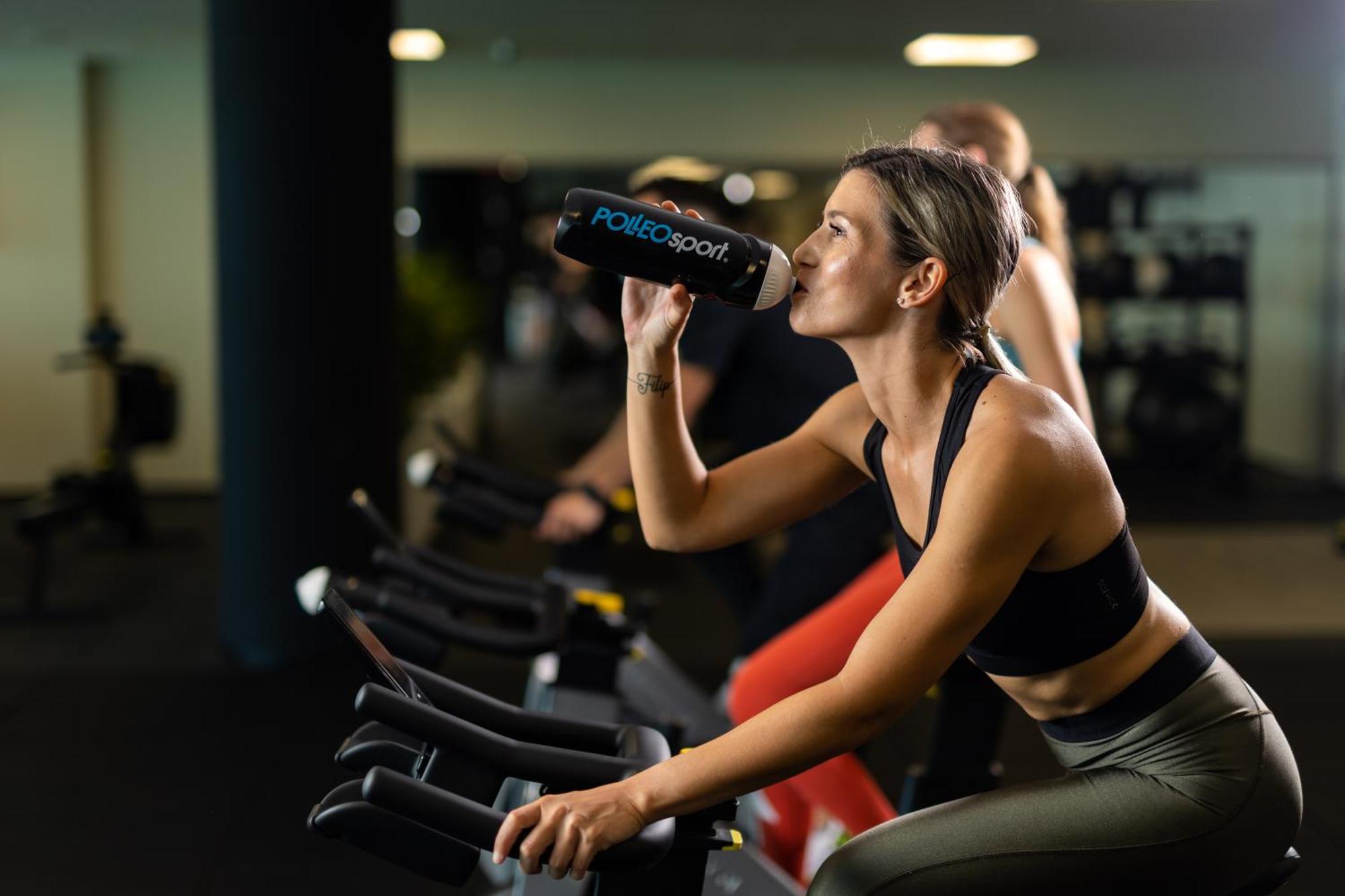 Hilton Rijeka Costabella Beach Resort And Spa エクステリア 写真 A woman drinking water