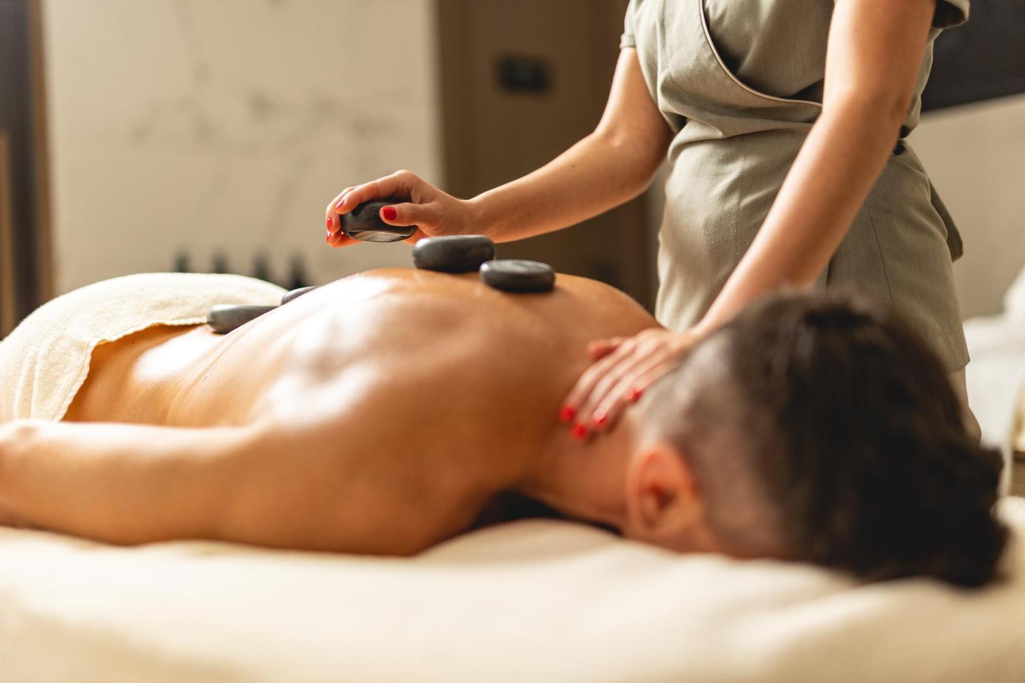 Hilton Rijeka Costabella Beach Resort And Spa エクステリア 写真 Hot stone massage