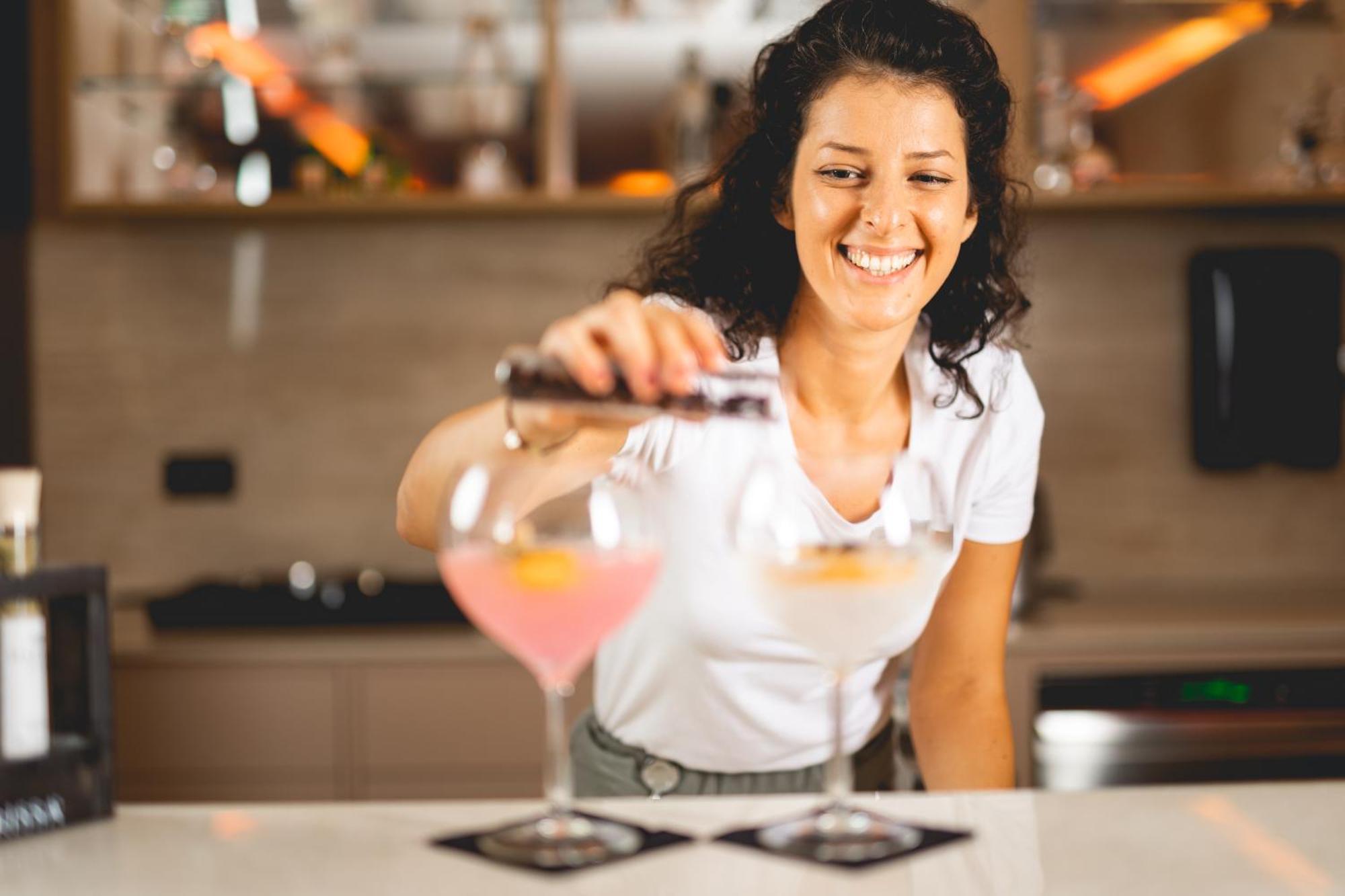 Hilton Rijeka Costabella Beach Resort And Spa エクステリア 写真 A bartender at work
