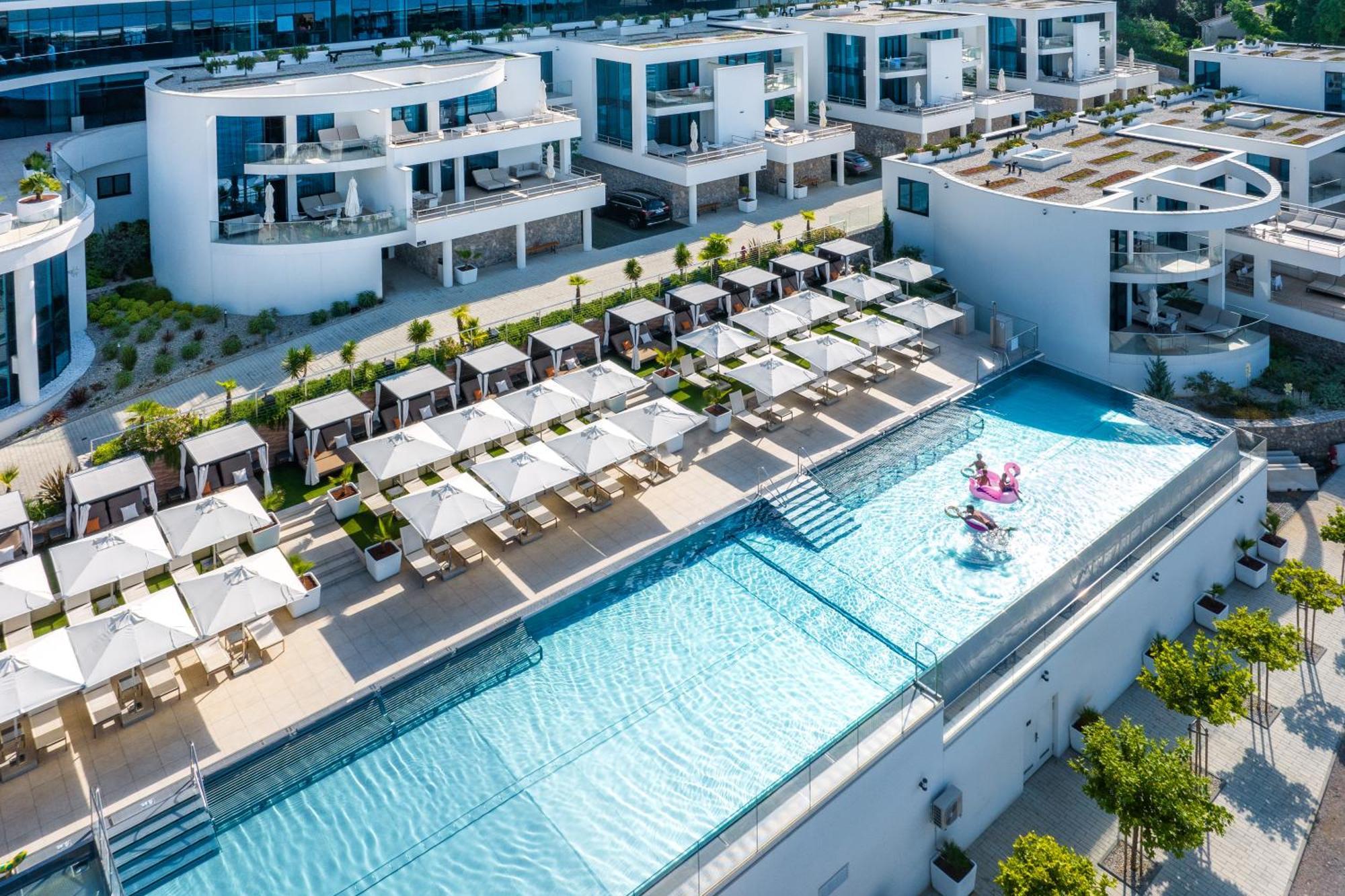 Hilton Rijeka Costabella Beach Resort And Spa エクステリア 写真 The hotel's rooftop pool