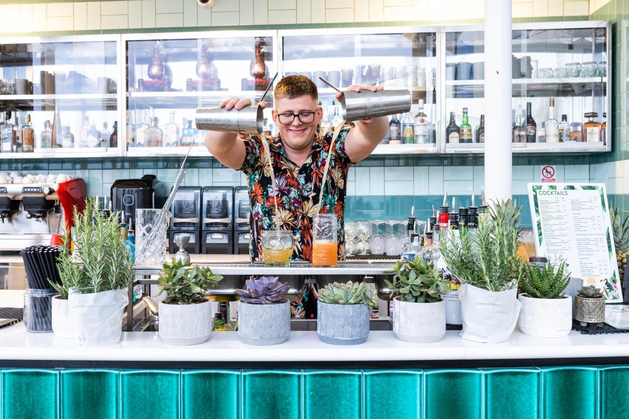 Hilton Rijeka Costabella Beach Resort And Spa エクステリア 写真 A bartender at work