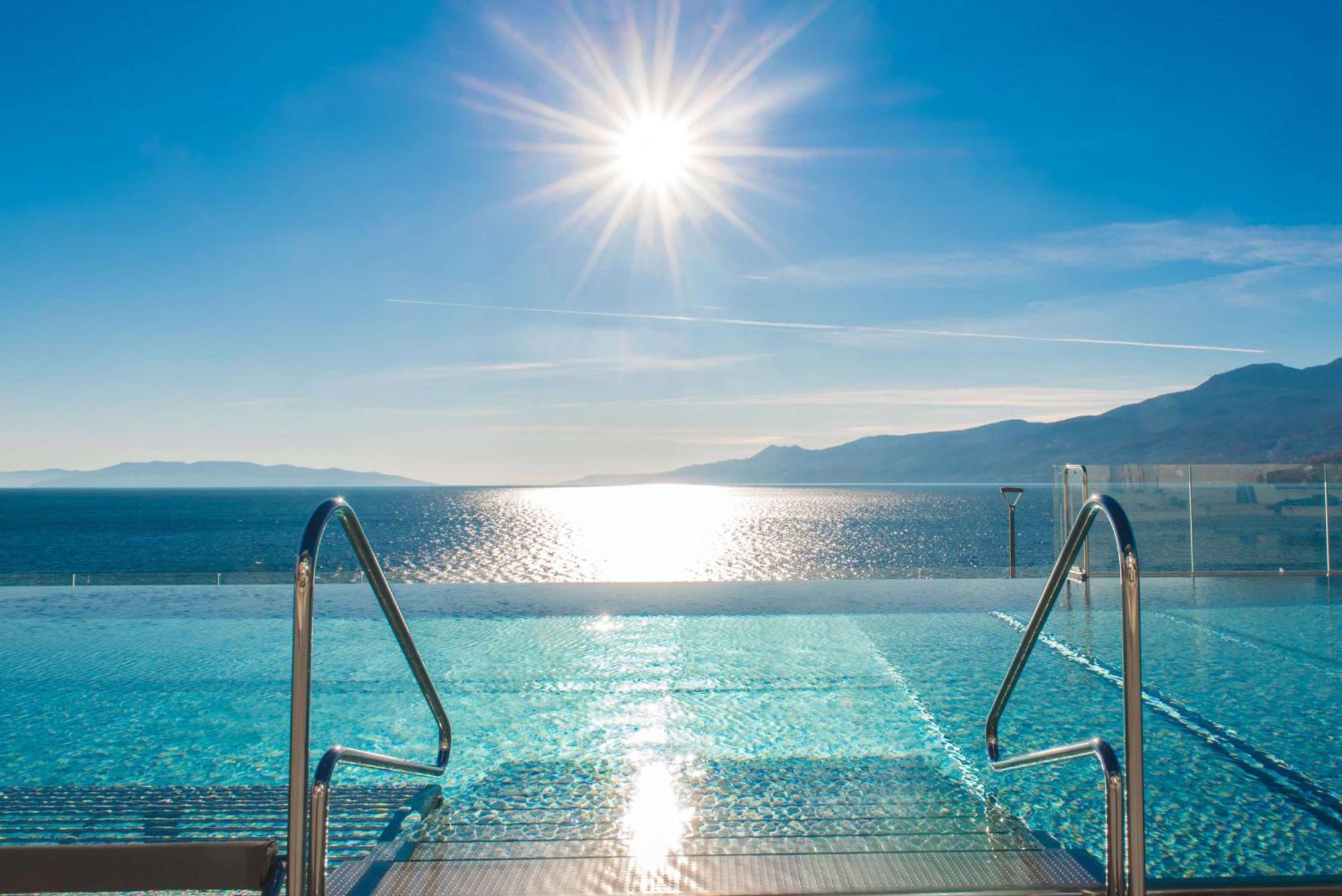 Hilton Rijeka Costabella Beach Resort And Spa エクステリア 写真 View from the rooftop pool