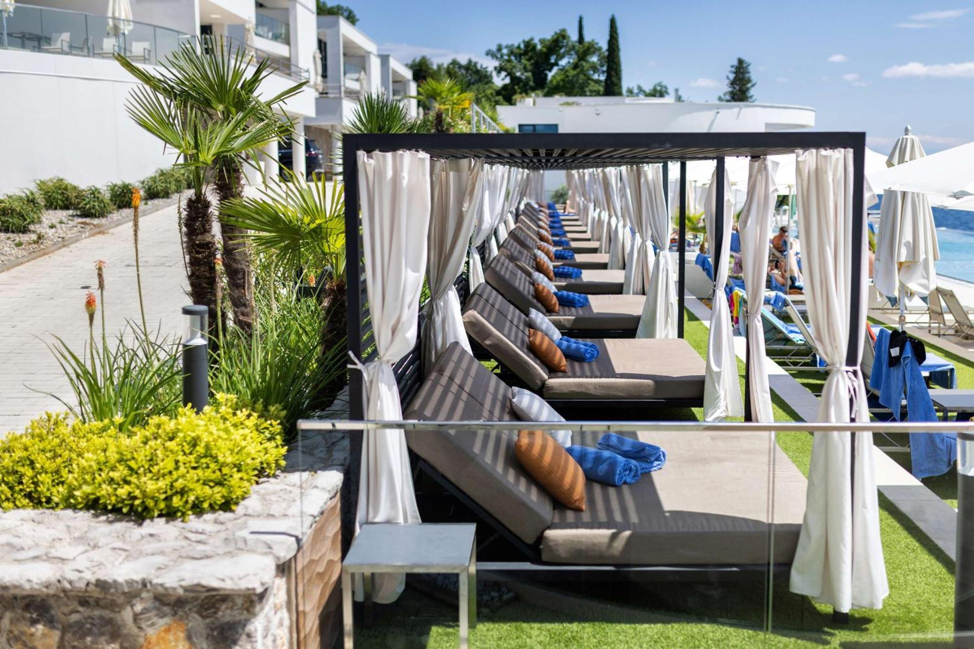 Hilton Rijeka Costabella Beach Resort And Spa エクステリア 写真 Cabana at a resort