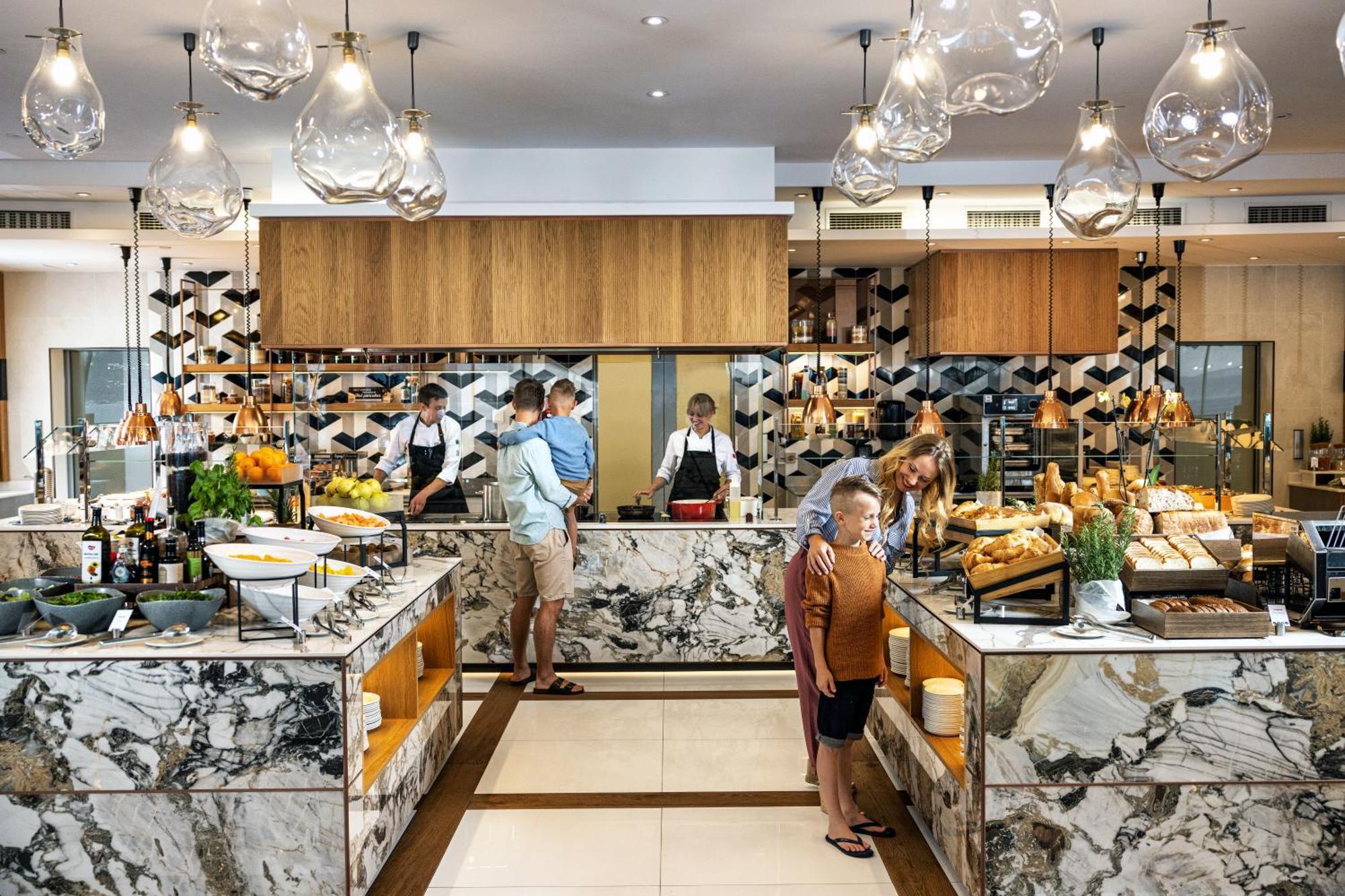 Hilton Rijeka Costabella Beach Resort And Spa エクステリア 写真 The buffet at the lounge