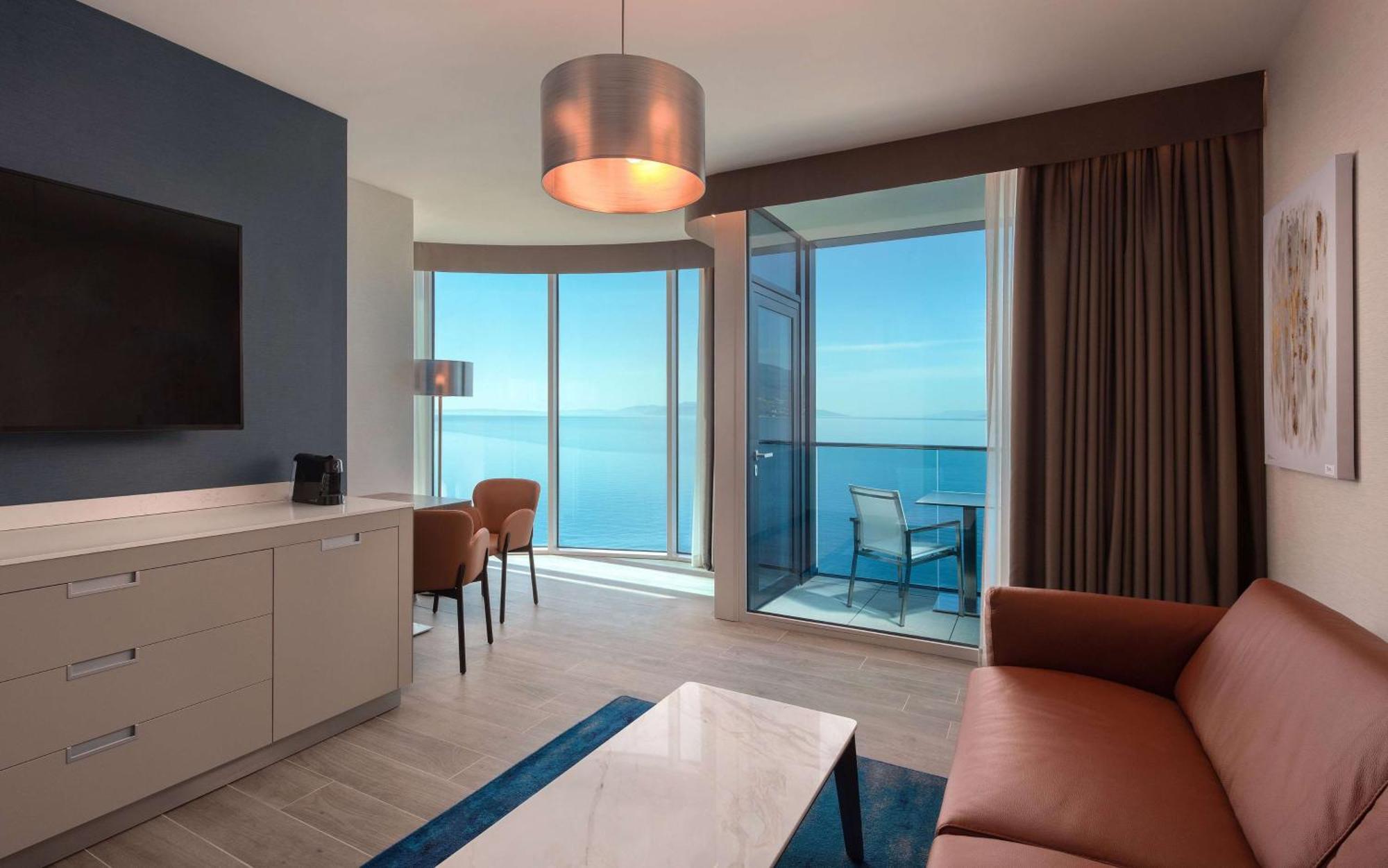 Hilton Rijeka Costabella Beach Resort And Spa エクステリア 写真 A suite at the Hilton London West End